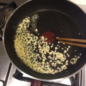 蒜茸辣椒橄榄油 意面的做法 步骤3