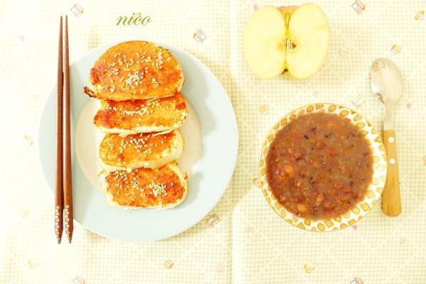 中式早餐：红豆杂粮粥+腐乳烤馒头片+苹果的做法