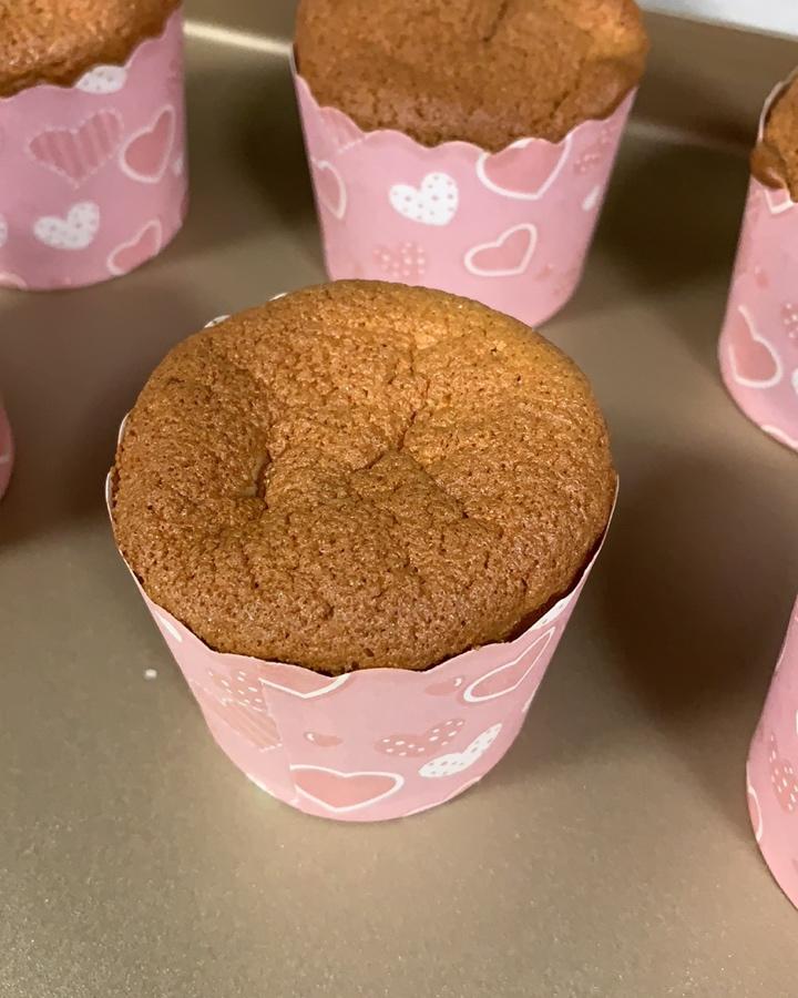 酸奶戚风纸杯蛋糕～～非常好的配方，里面一点也不粘