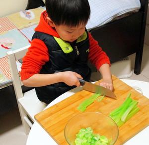 小手做羹汤——宝宝常见健脾养胃类食补处方——花生米拌芹菜的做法 步骤2