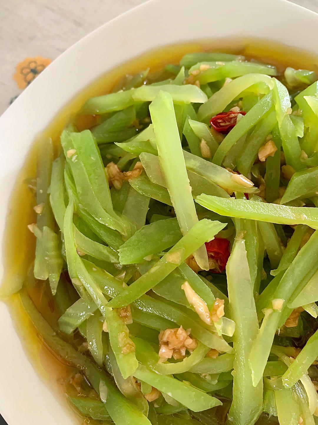 10分钟搞定的快手凉拌菜，清脆爽口的凉拌莴笋丝