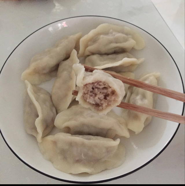 王依姗做的莲藕猪肉馅儿饺子