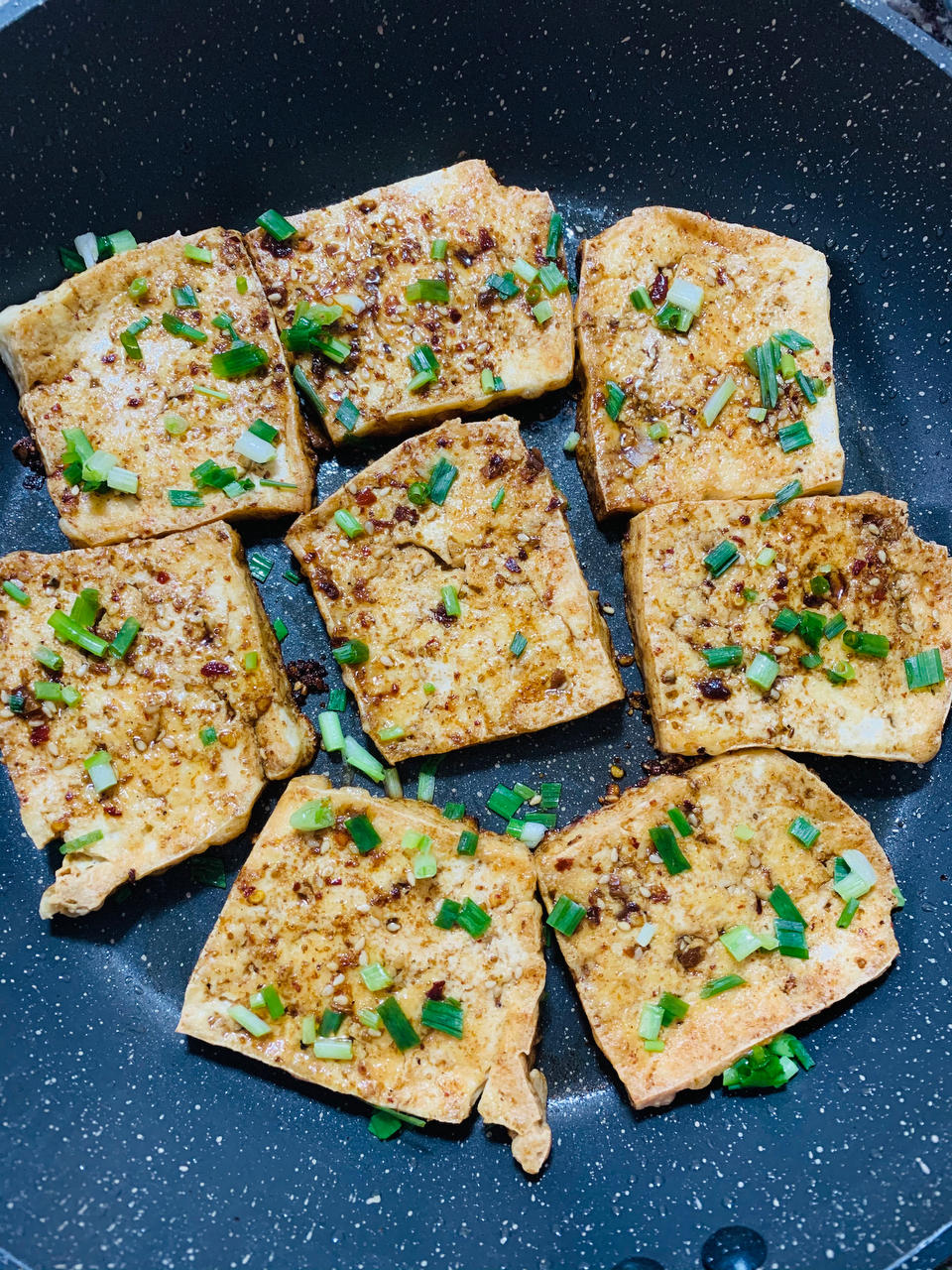 夜市路边摊的香煎豆腐~在家也能轻松做出来.香辣开胃.干净卫生