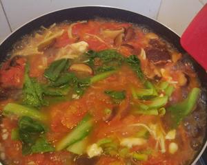 番茄香菇巴沙鱼汤+各种配菜的做法 步骤9