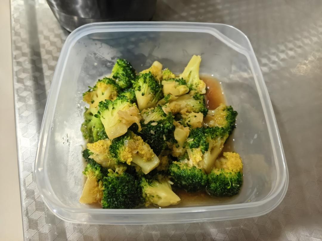 好吃到爆的耗油蒜蓉西兰花(从不修图，喜欢请关注)