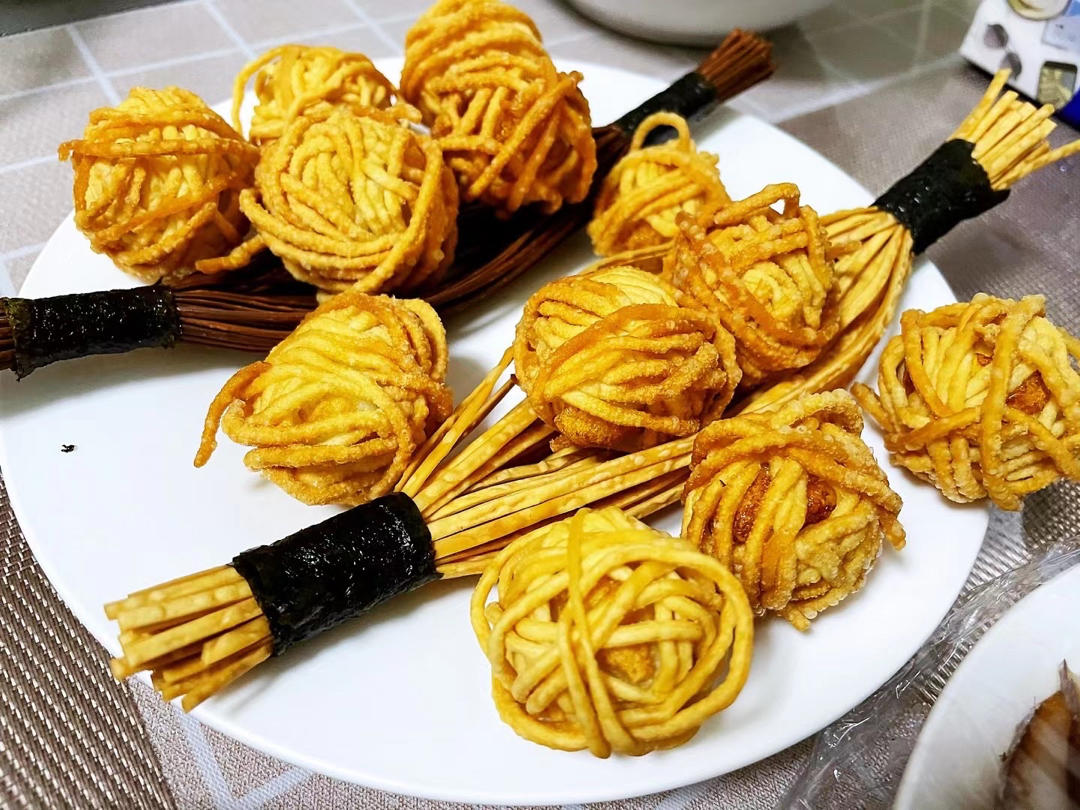 腰缠万贯～面条裹鹌鹑蛋