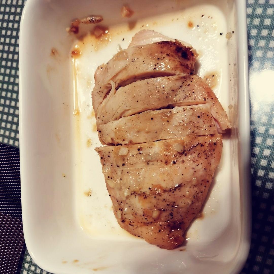 酷炫屌炸天好吃的煎鸡胸肉（香蒜蜂蜜煎鸡胸肉）