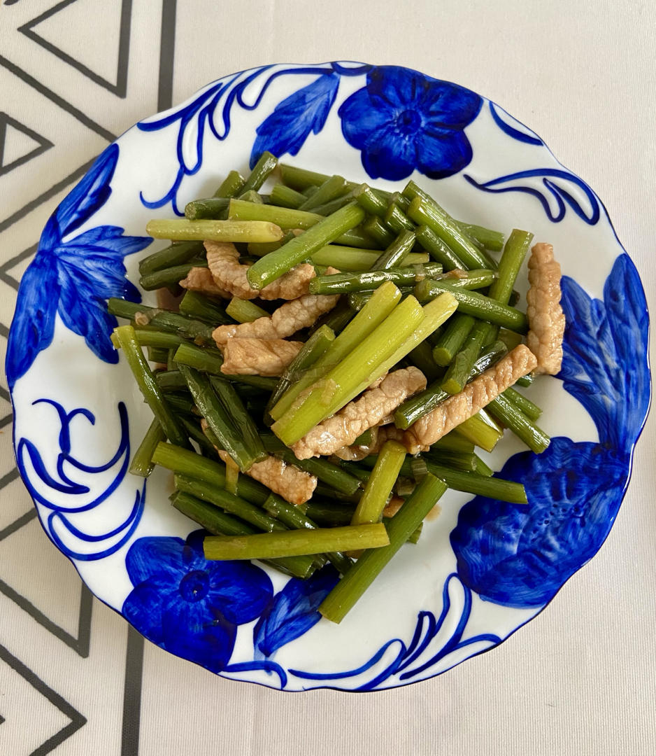 10分钟搞定的蒜苔炒肉，能吃三碗米饭。