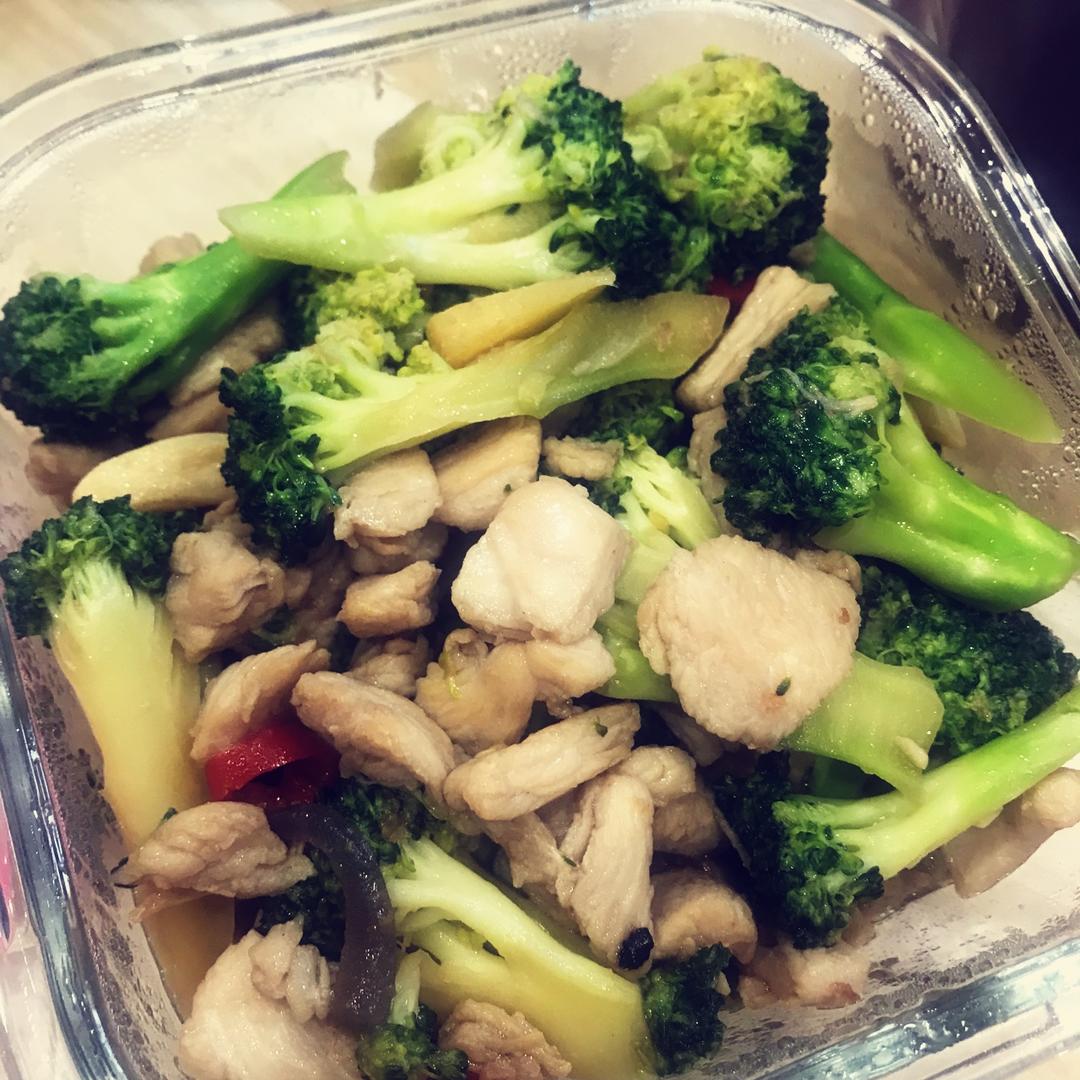 减脂增肌食谱——美味西兰花炒鸡胸肉