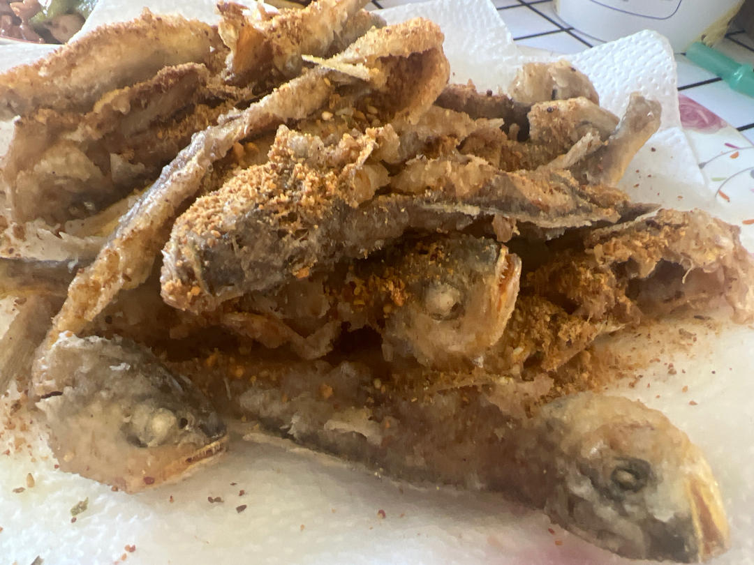 外酥里嫩：不会回软的干炸小黄鱼。