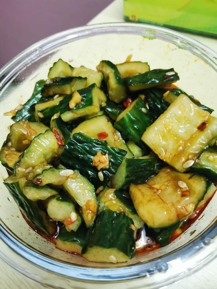 4勺蒜4瓣盐适量小米辣适量手拍凉拌青瓜的做法把黄瓜拍好,切好装好找