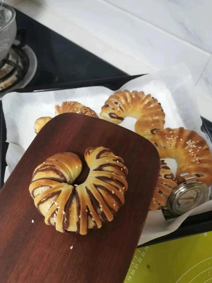 松软可口的红豆沙面包卷