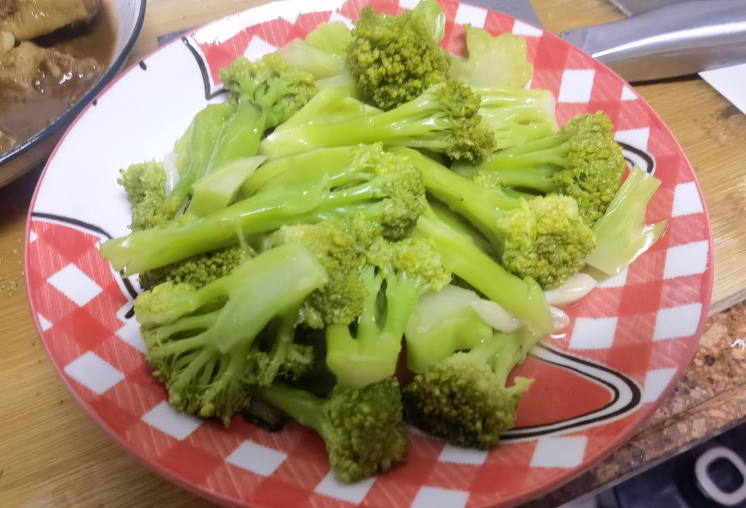 好吃到爆的耗油蒜蓉西兰花(从不修图，喜欢请关注)