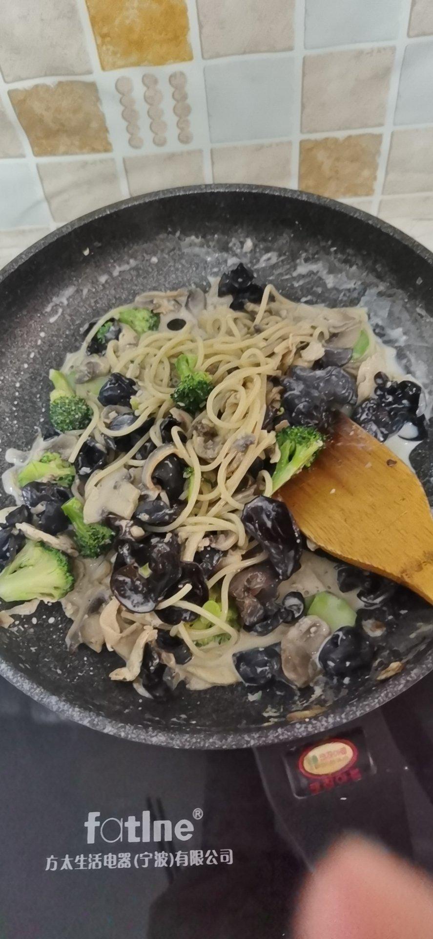 低卡牛奶版蘑菇浓汤意面，超满足下雨天必备