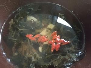 金线莲枸杞瘦肉汤的做法 步骤3