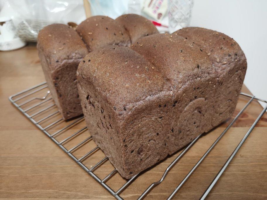 100%纯黑麦吐司 芝麻黑麦吐司