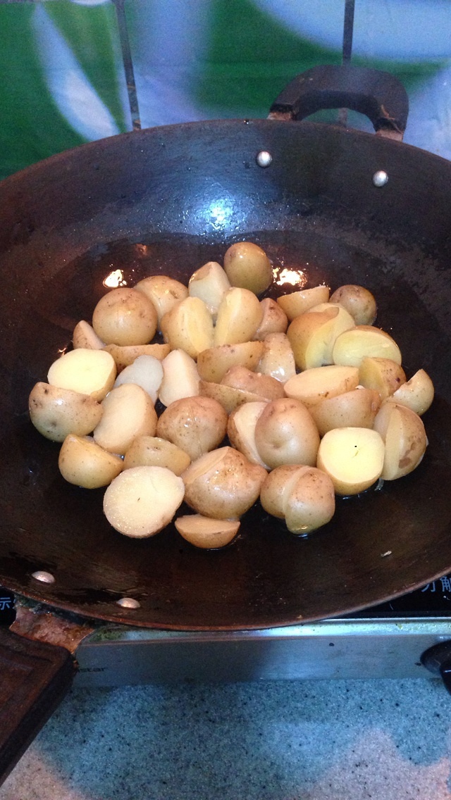 腊肉烧小土豆的做法 步骤6