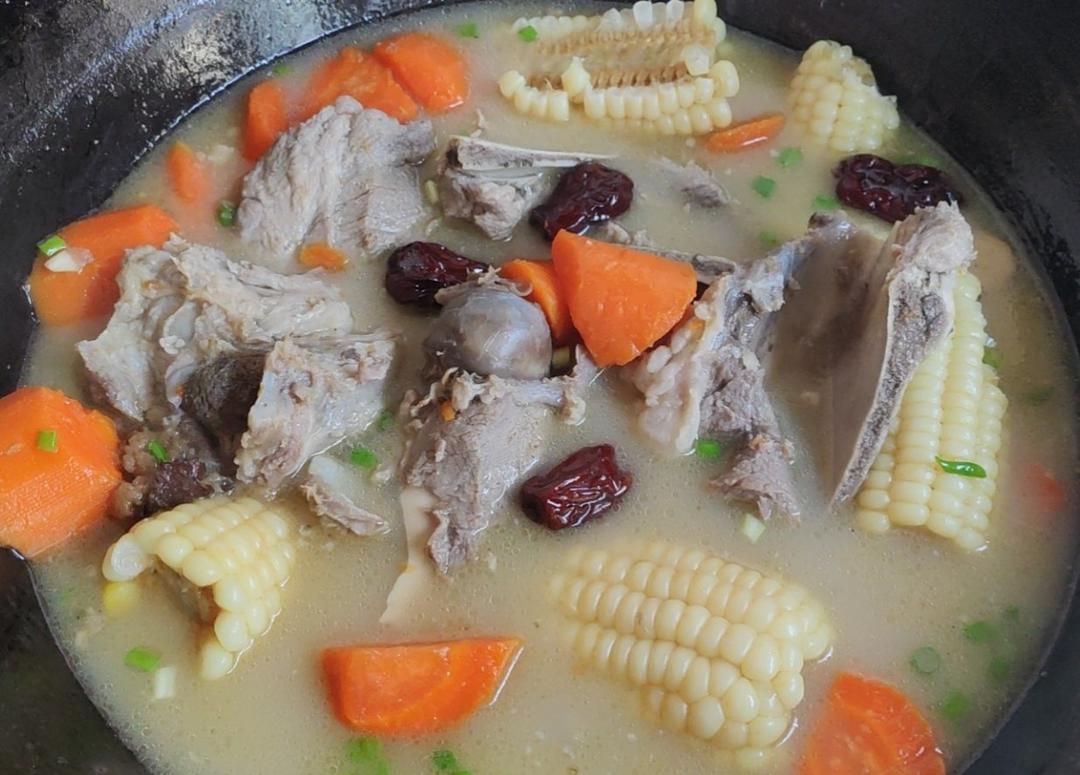 筒子骨玉米萝卜汤