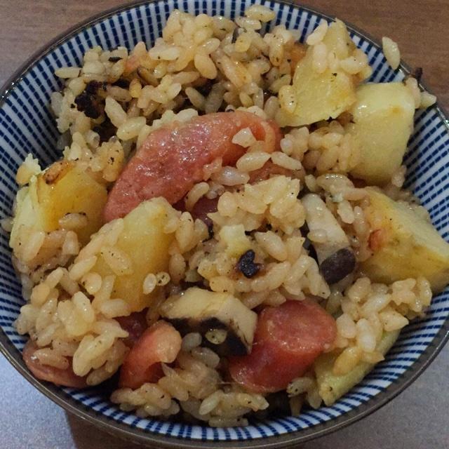香菇腊肠土豆焖饭