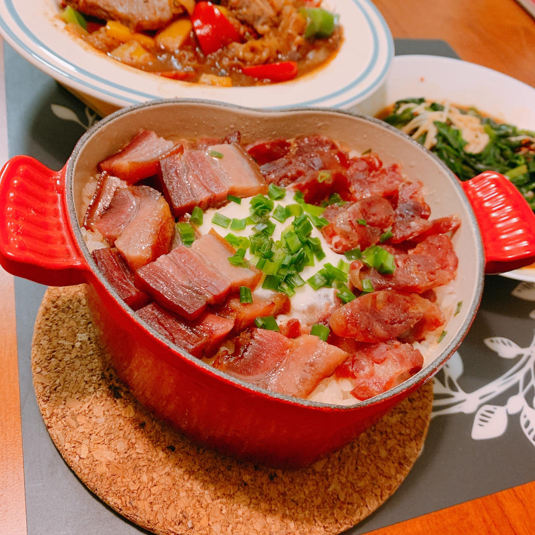 铸铁锅腊肠煲仔饭