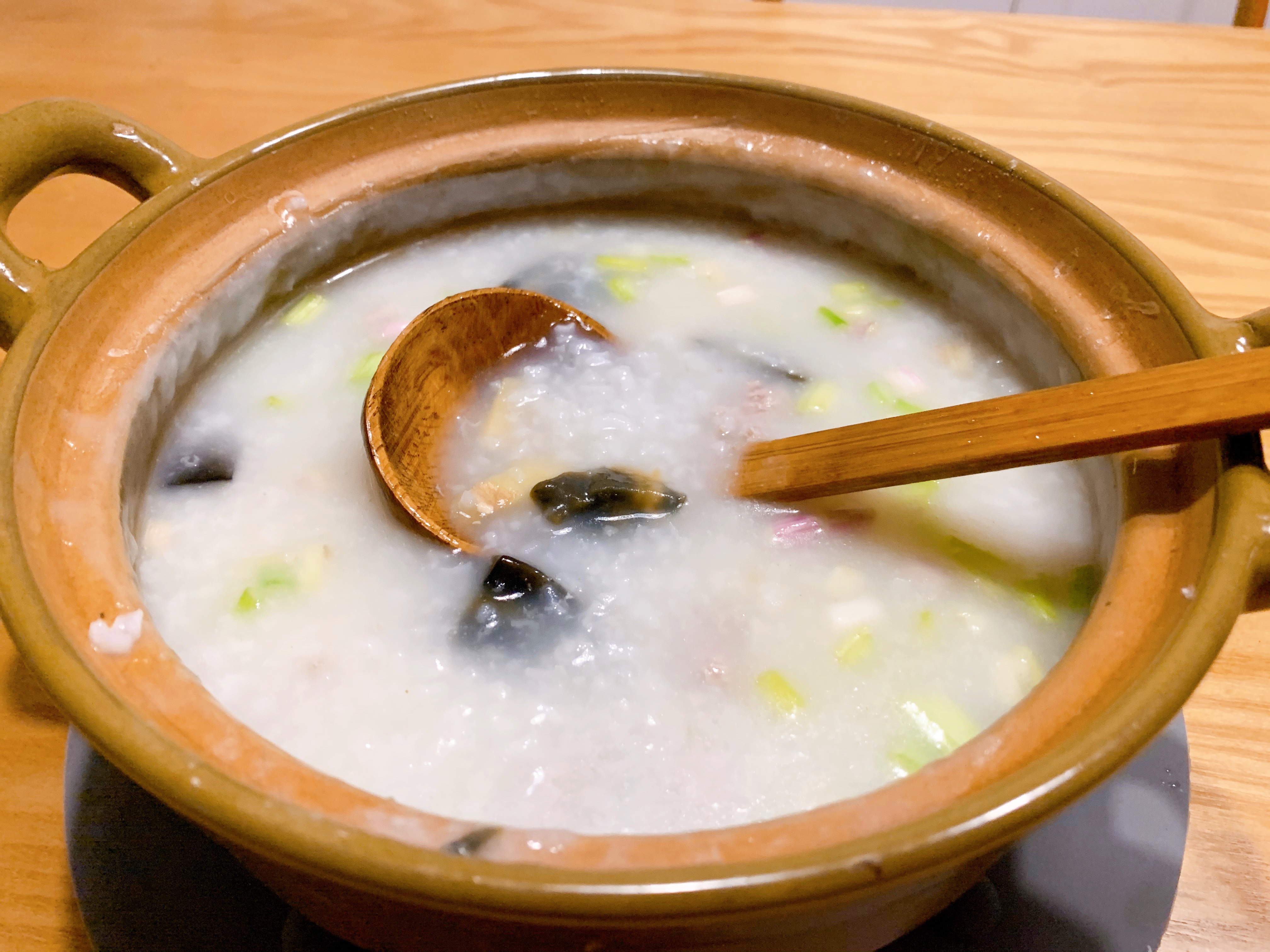 广式砂锅皮蛋瘦肉粥的做法