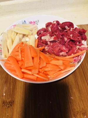 胡萝卜炒牛肉的做法 步骤1
