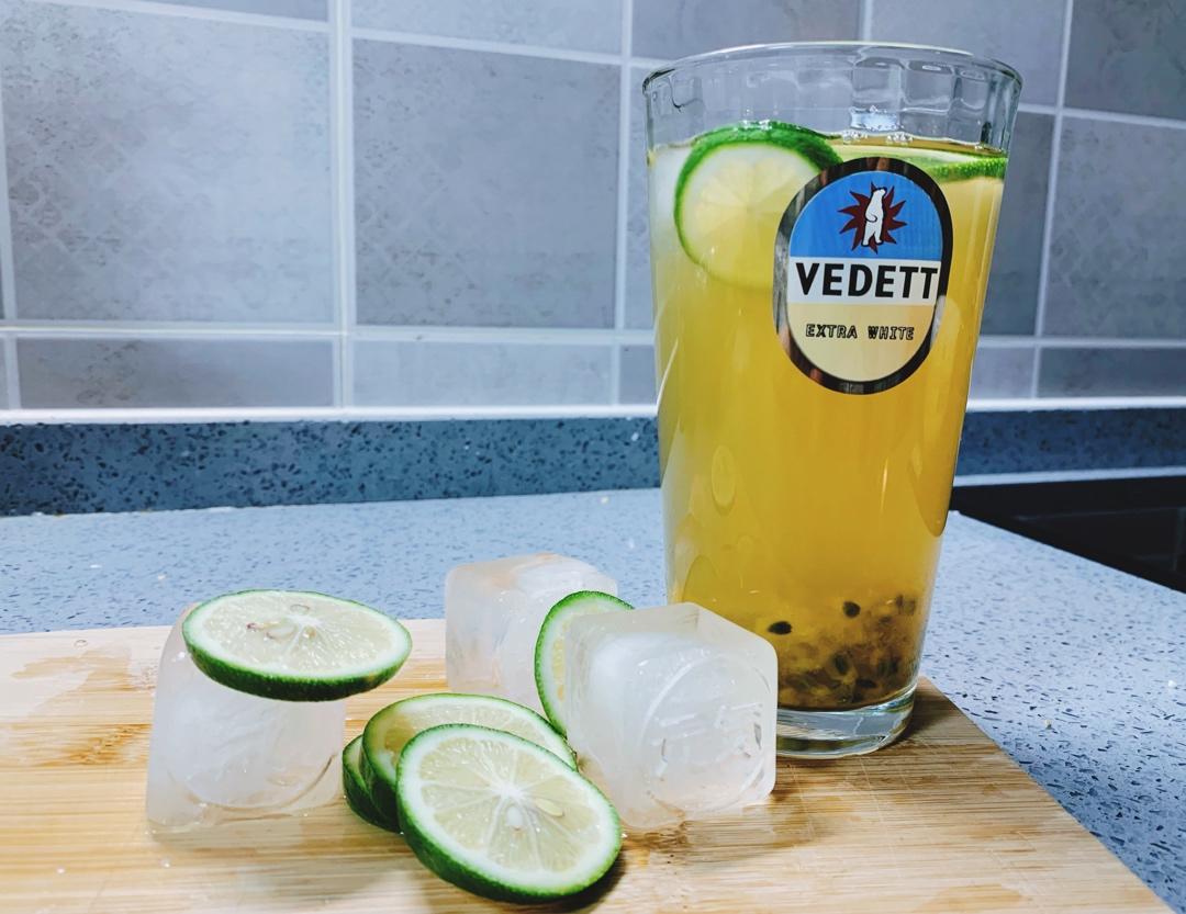 夏日人气饮品，柠檬百香果水果茶