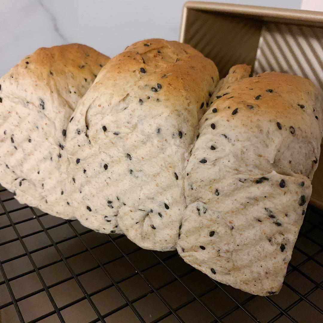 全麦黑芝麻吐司