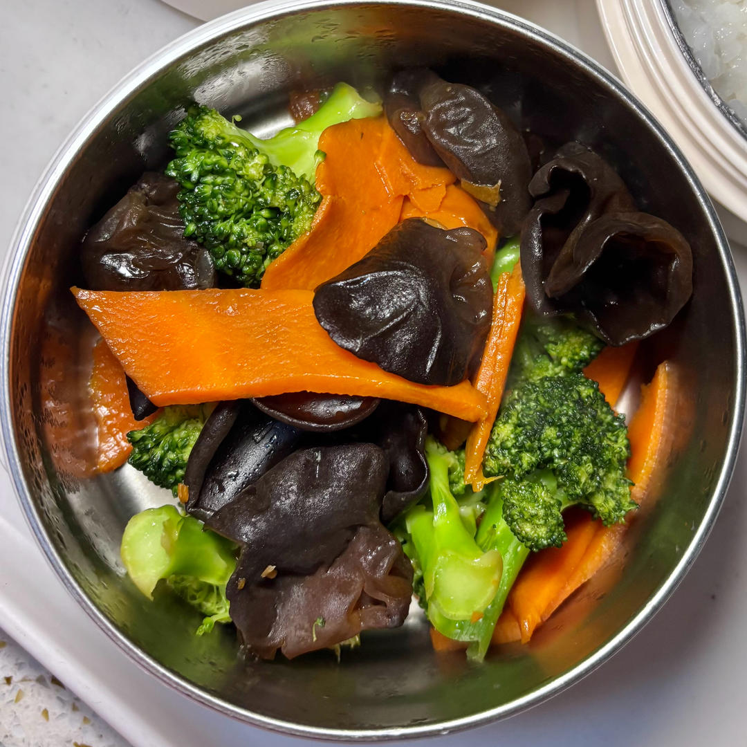 西兰花胡萝卜炒木耳