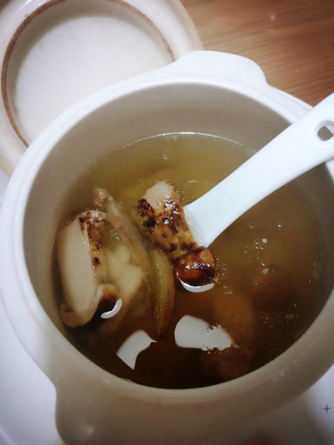 牵头猪看日出做的松茸排骨汤