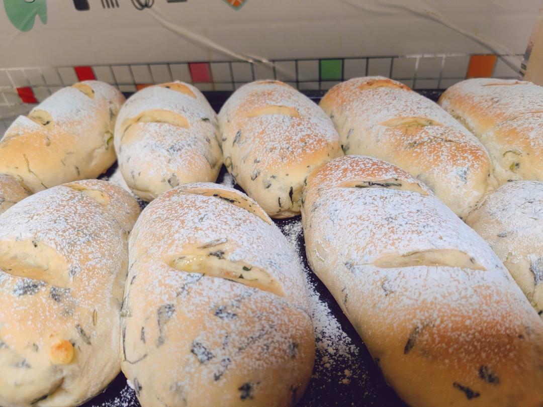 好吃不腻的咸口面包｜【全麦菠菜芝士面包】