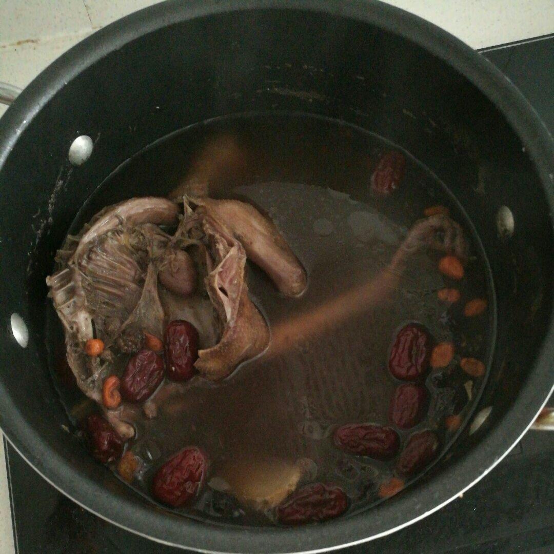 枣杞乳鸽汤