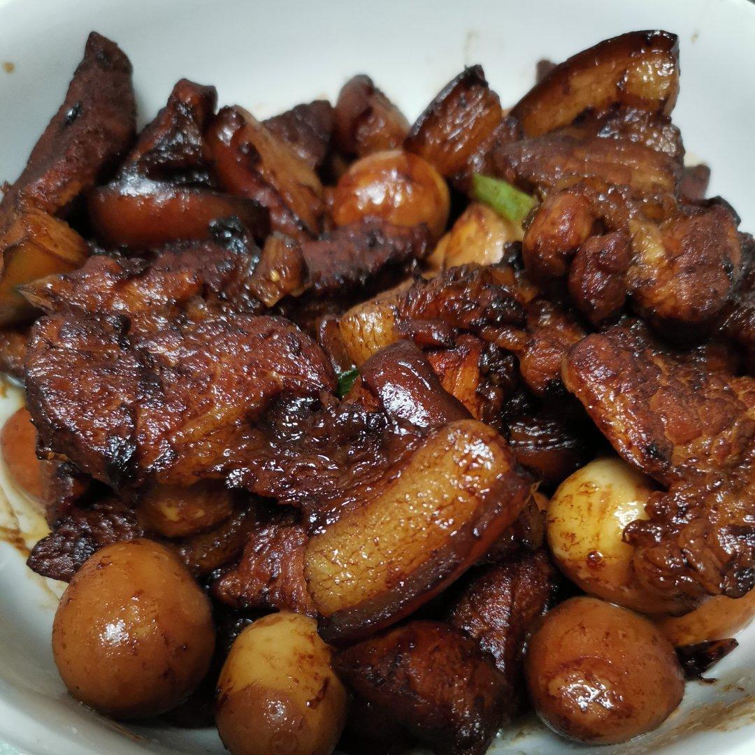 加了鹌鹑蛋后，这盘红烧肉，美味的逆天啦——鹌鹑蛋烧肉（孔瑶食谱）