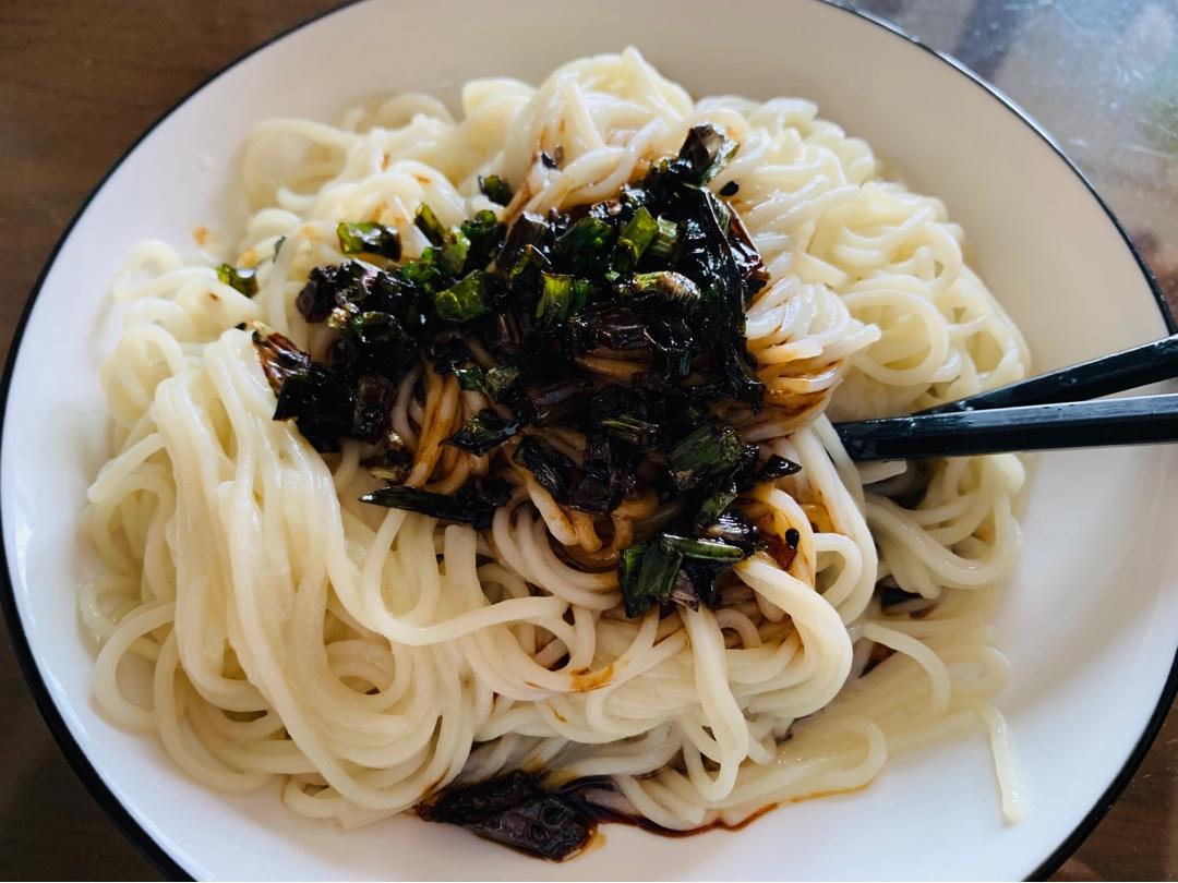 10分钟搞定的一碗葱油拌面
