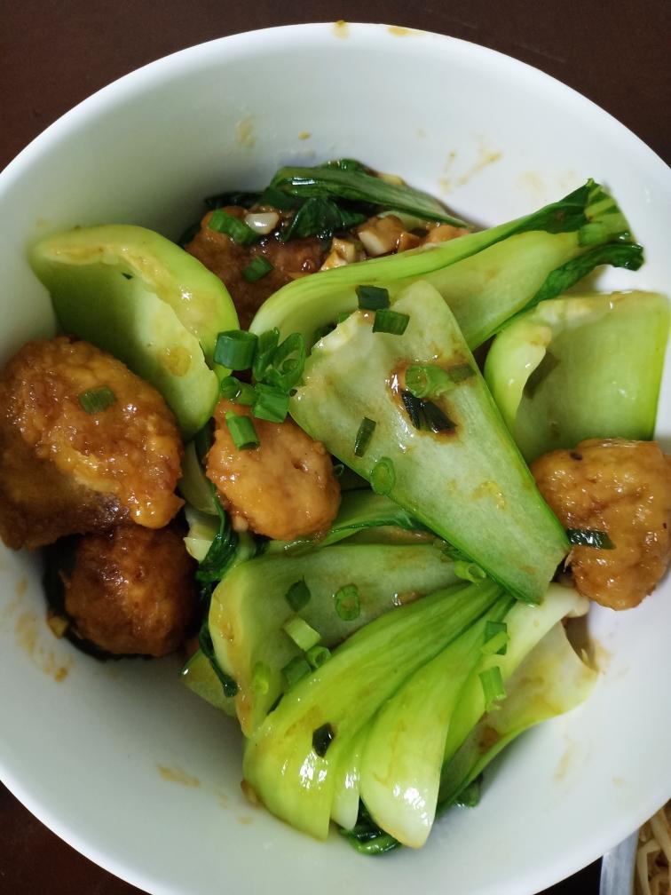 丸子炒青菜的做法