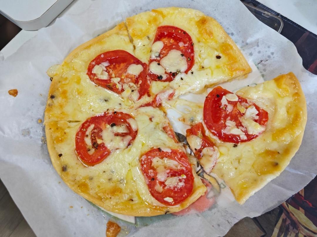 番茄芝士薄底披萨