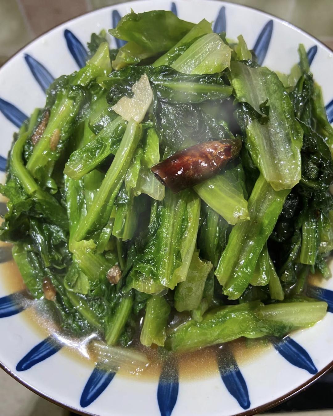 【炒莴笋叶的做法步骤图,炒莴笋叶怎么做好吃】中华小当家pan_下厨房