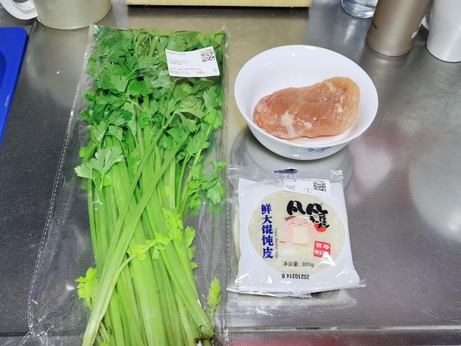 好吃的减肥餐～芹菜香干鸡肉馄饨的做法 步骤1