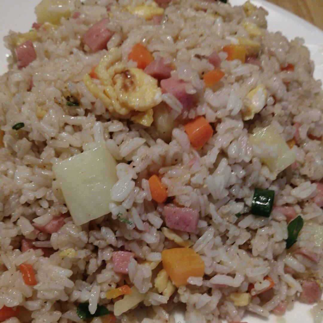 邻居抢着来我家吃土豆香肠炒饭，原来这么香！