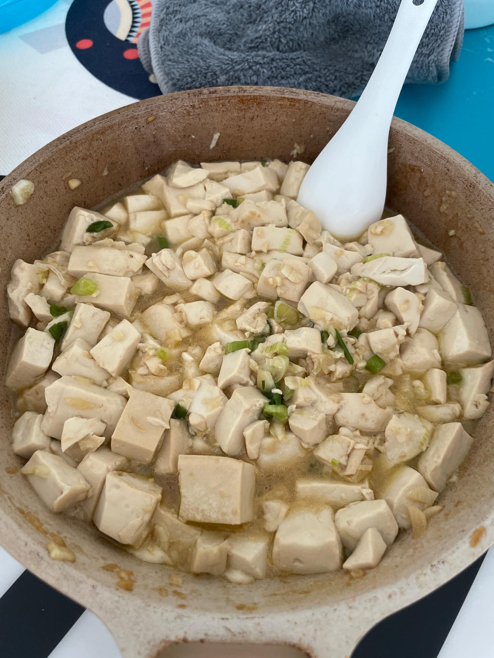 不放肉也超下饭的葱焖豆腐