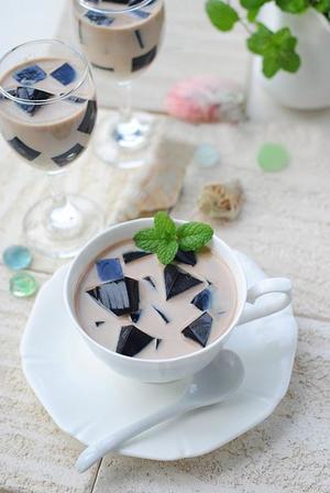 DIY——清凉自制仙草奶茶冻的做法 步骤3