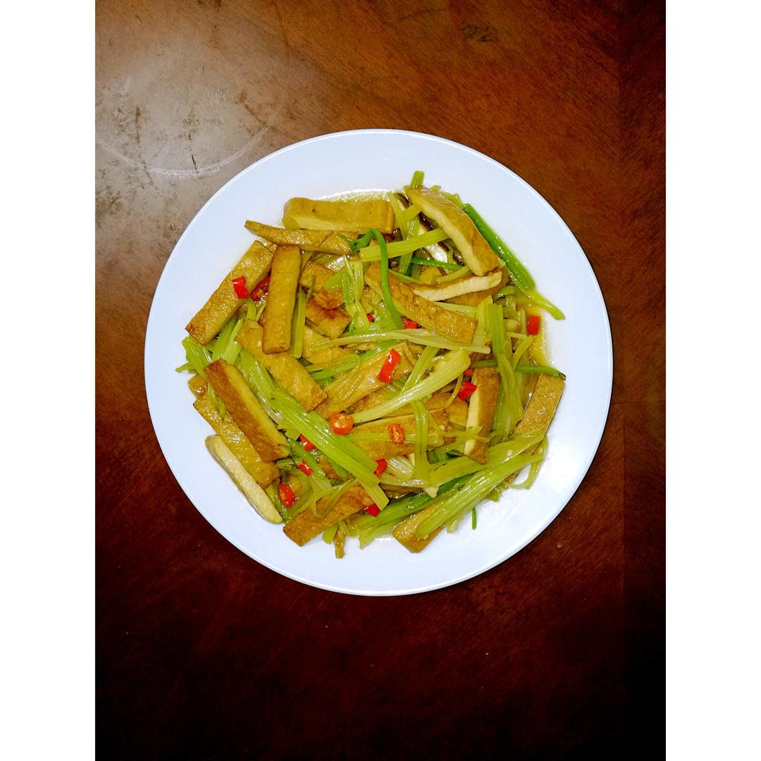素菜：芹菜炒豆腐干