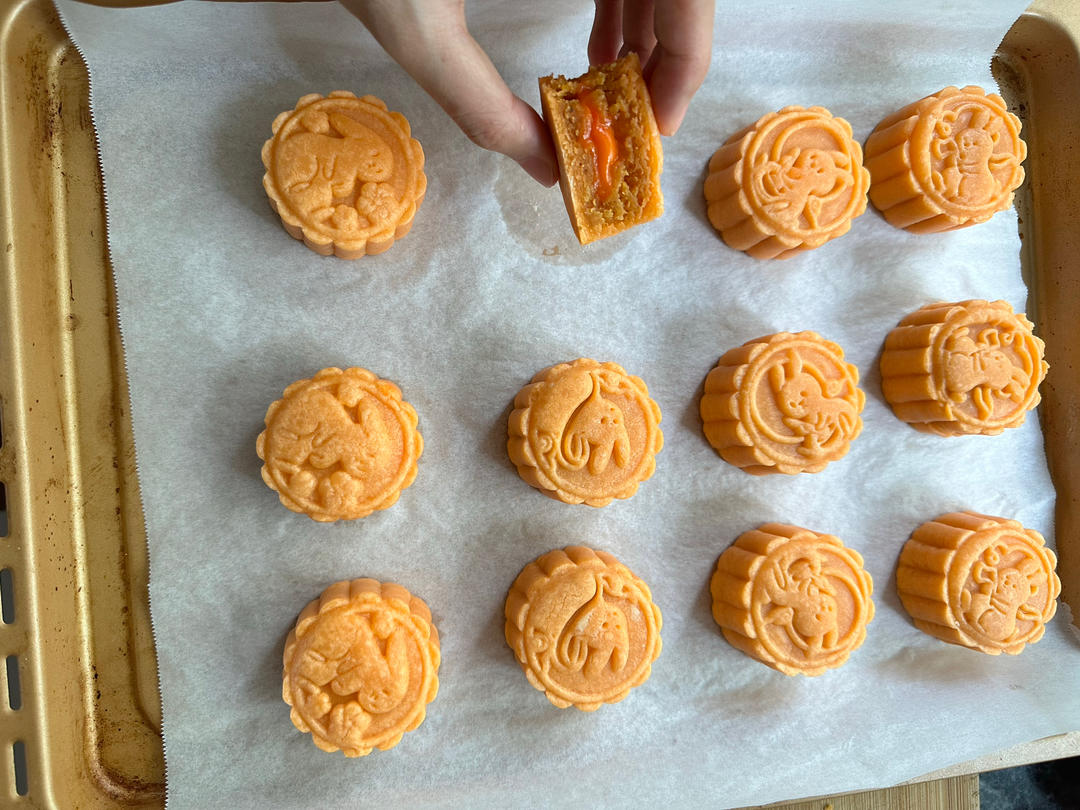 💃奶黄流心月饼——这是可以让你坐稳朋友圈厨霸位置的月饼🥮，没人点赞算我输👎