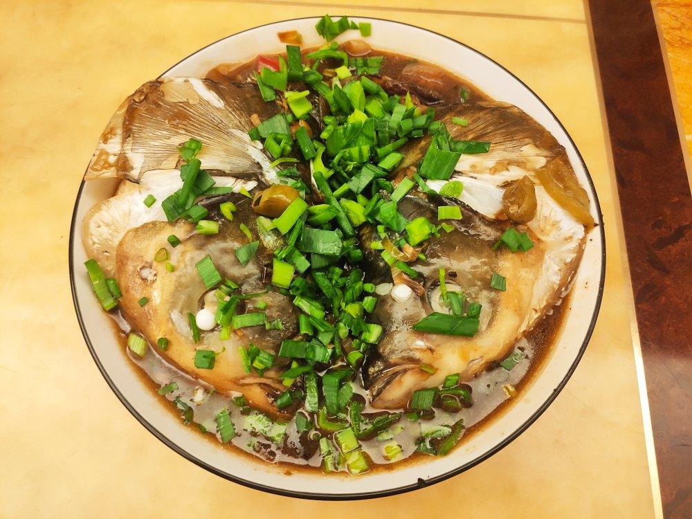 厨师长教你：“生焖鱼头”的家常做法，味道鲜美很适合老人孩子