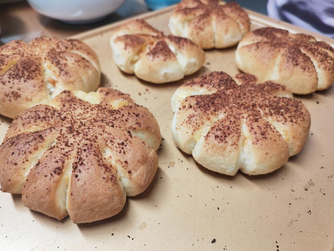 『美味咸香』椒盐土豆香肠花花包