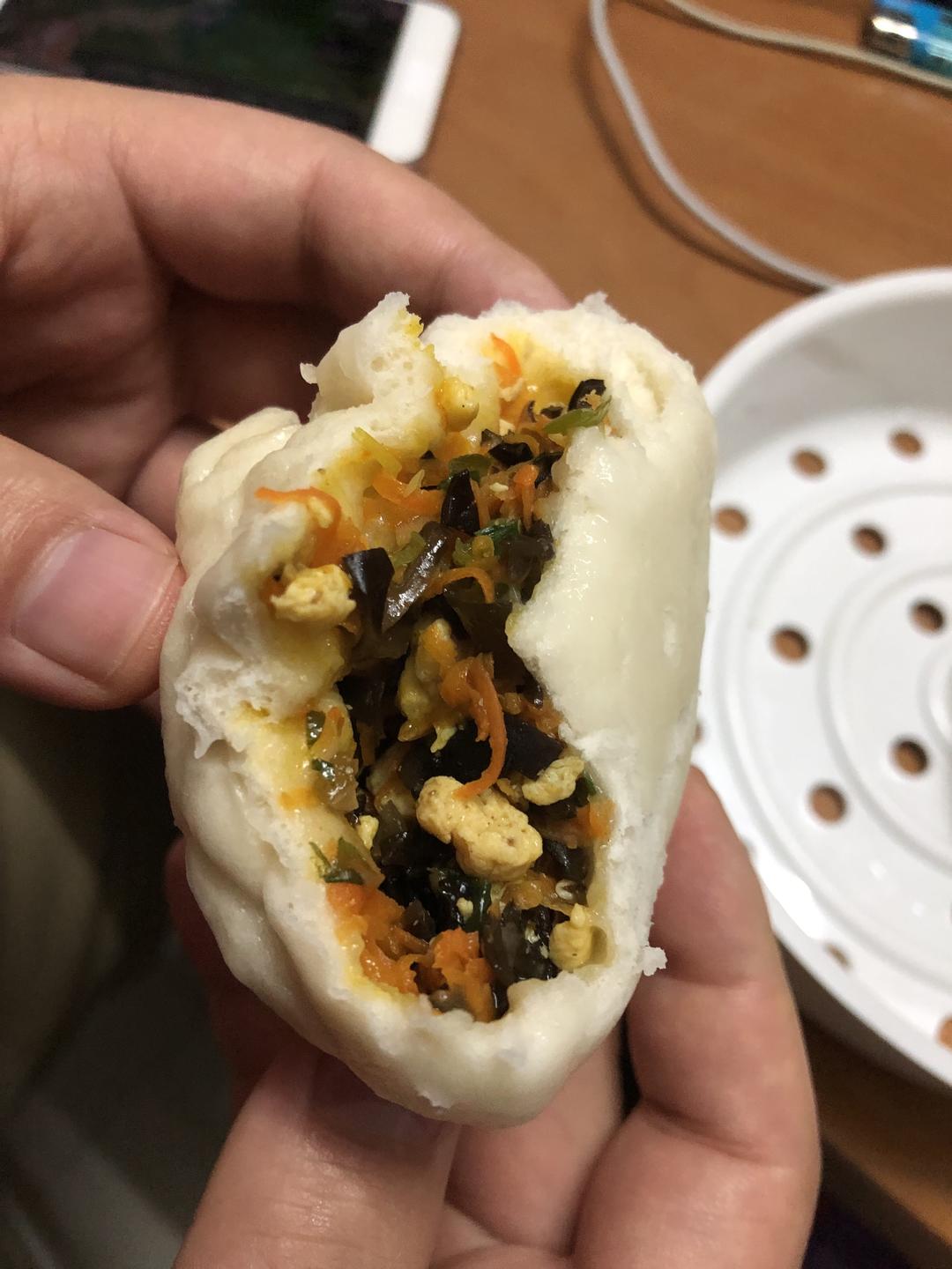 胡萝卜木耳鸡蛋包子的做法