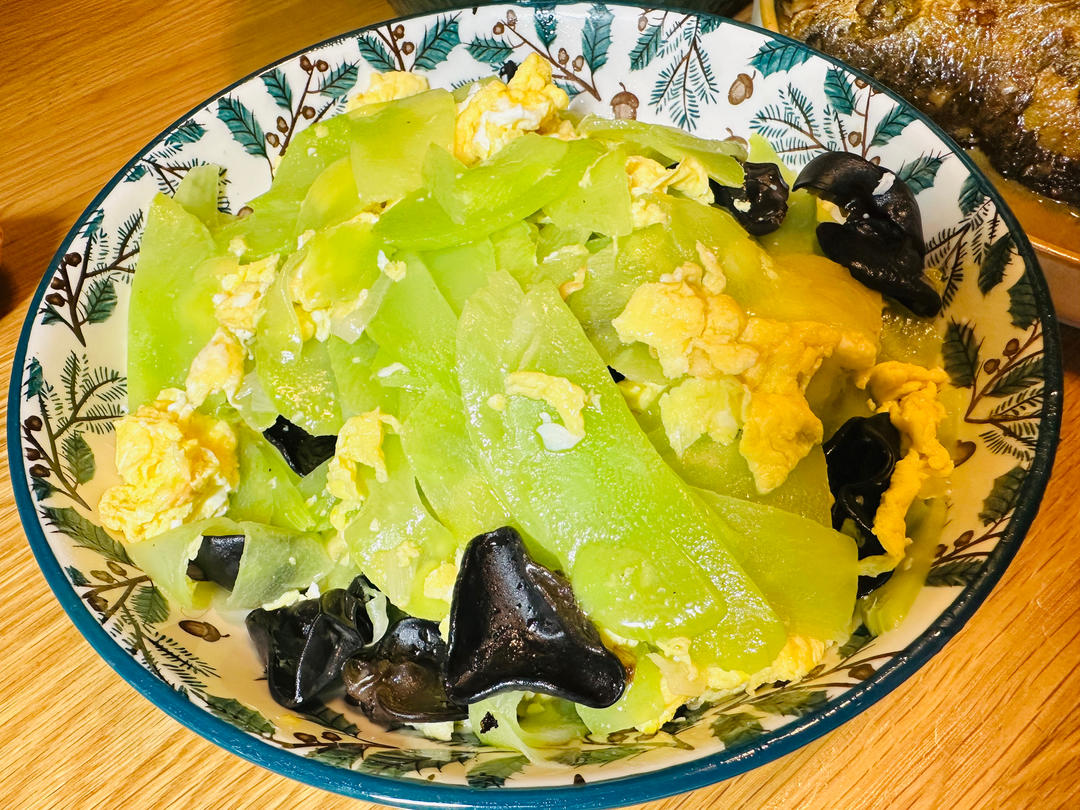 莴苣木耳炒鸡蛋