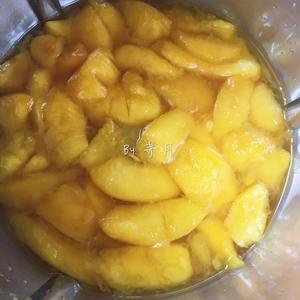 糖水黄桃的做法 步骤3