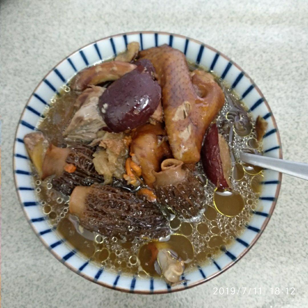 用汽锅炖一碗羊肚菌鸽子汤来抵御倒春寒