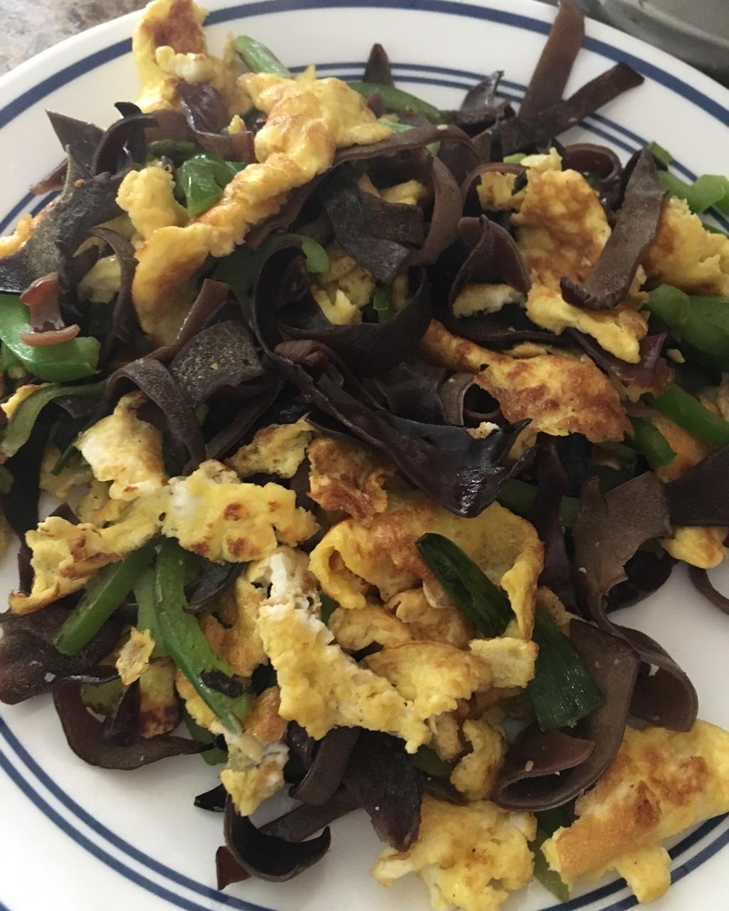 青椒丝木耳炒鸡蛋